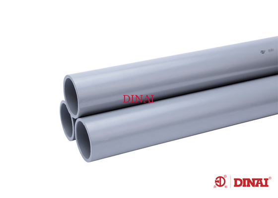 El tubo industrial y las colocaciones de CPVC, reciben los partes movibles la cementación, gris clara